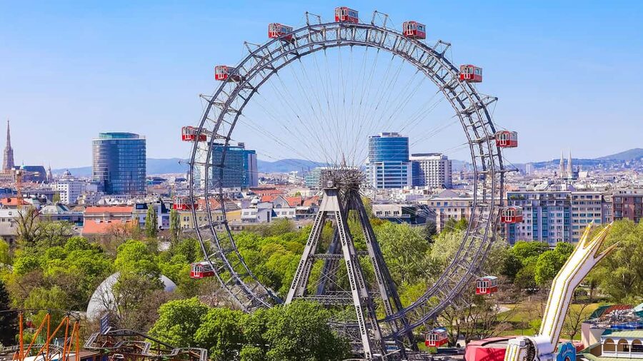 Vienna: Skip-the-cashier-desk-line Giant Ferris Wheel Ride - The historic wagons and boarding process