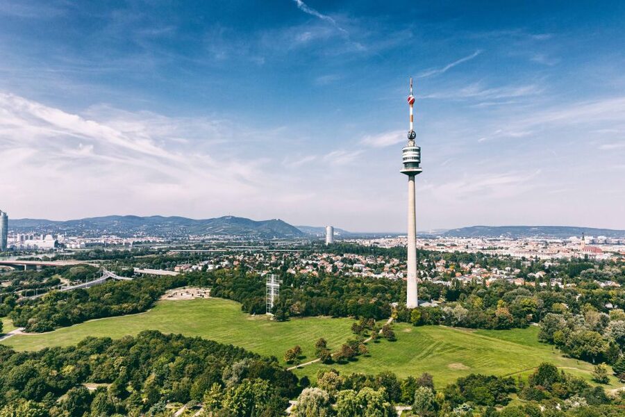 Vienna: Skip-the-Line Entrance Ticket to the Danube Tower - The express lift to 150 meters
