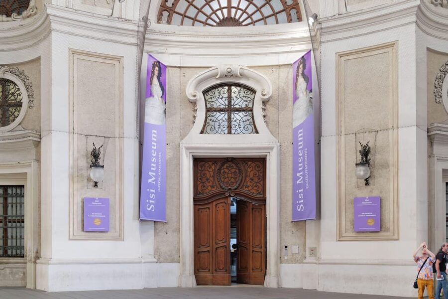 Vienna: Skip-the-Line Hofburg and Empress Sisi Museum Tour - Hofburg Courtyards and Heroes’ Square