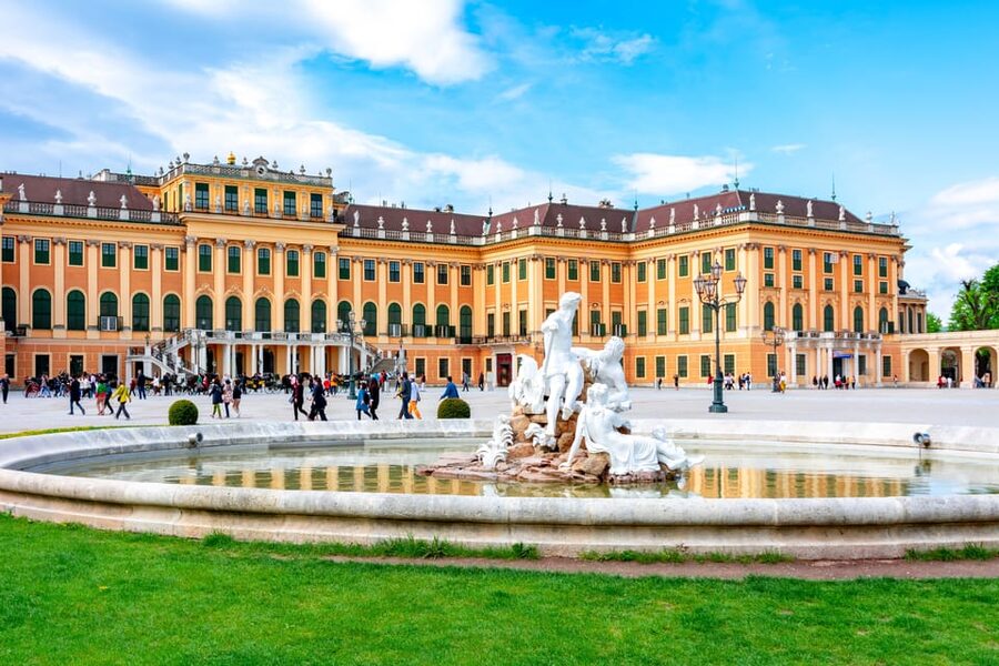 Vienna: Skip-the-Line Schönbrunn Palace and Gardens Tour - Meeting the guide at the Group Center