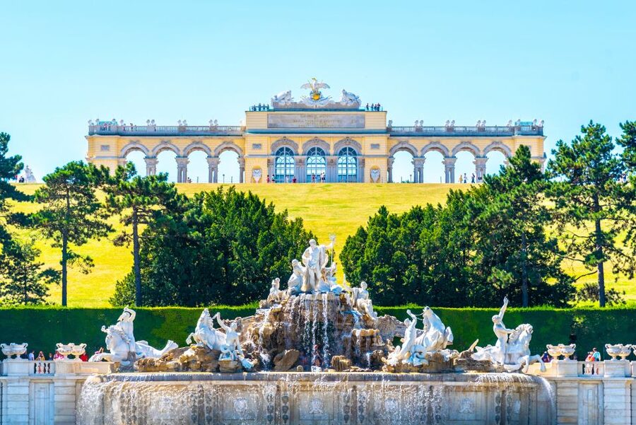 Vienna: Skip-the-Line Schonbrunn Palace Private Tour - Schönbrunn Gardens and the walk to Gloriette Hill