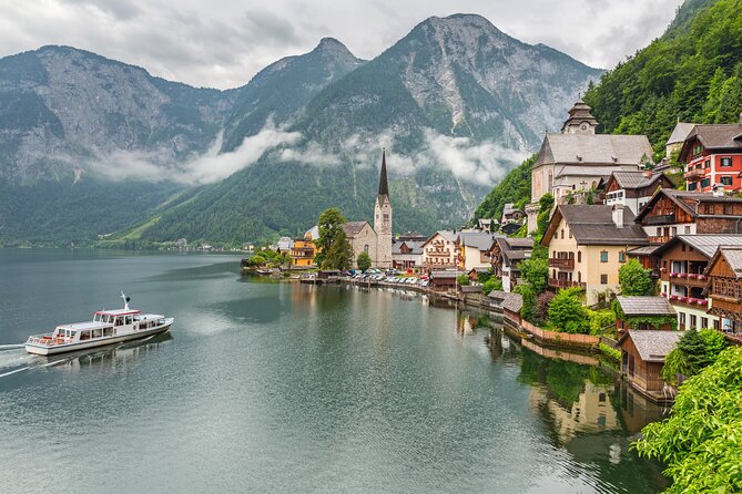 Vienna: small group tour Hallstatt with skywalk, boat, mine - Following the shore of Traunsee