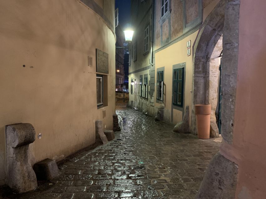 Vienna: Spooky Ghost Tour in English - Vienna’s dark side begins in the old center