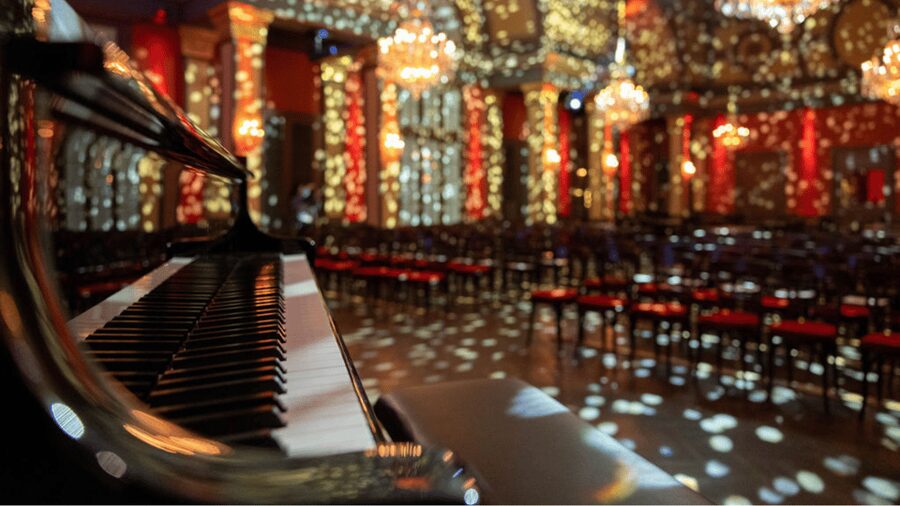 Vienna: Strauss Classical Concert with Soprano & Light Show - How the light show changes the experience