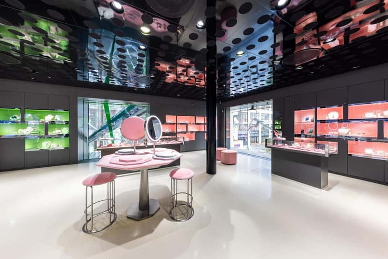 Vienna: Swarovski DIY Workshop Experience - A glass of prosecco before the creative work