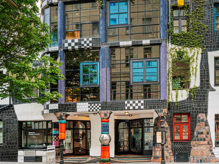 Vienna: Tickets for Kunst Haus Wien: Museum Hundertwasser - Entering the KunstHausWien building