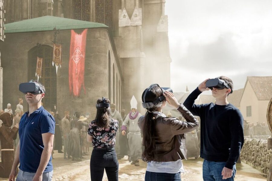 Vienna: Time Traveling Virtual Reality Sightseeing Tour - Starting at Neuer Markt and learning the headset