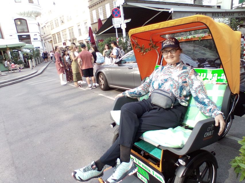 Vienna: Tour RAXI (electric rickshaw) 3 hours in Vienna - Hundertwasser House and the ecological building story