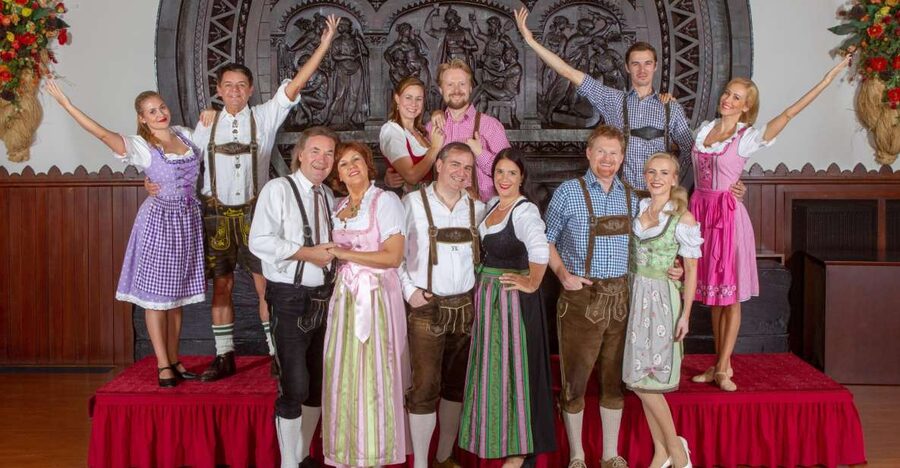 Vienna: Traditional Dinner Show at the Wiener Rathauskeller - Key points to know before booking
