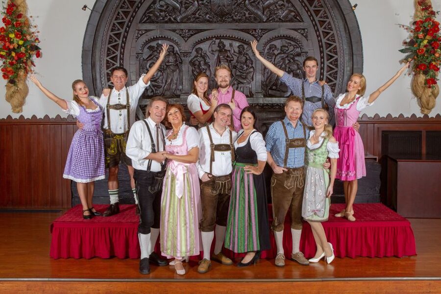 Vienna: Traditional Dinner Show at the Wiener Rathauskeller - Why the live music is the main attraction