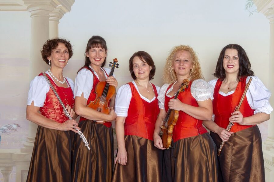 Vienna: Traditional Dinner Show at the Wiener Rathauskeller - What arrives on your plate