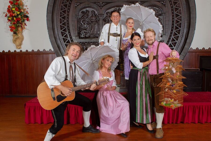 Vienna: Traditional Dinner Show at the Wiener Rathauskeller - How dinner and the show fit together