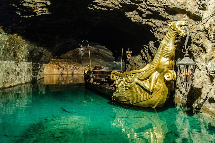 Vienna: Vienna Woods Tour with Underground Lake and Wine - Seegrotte Hinterbrühl and its cold underground water