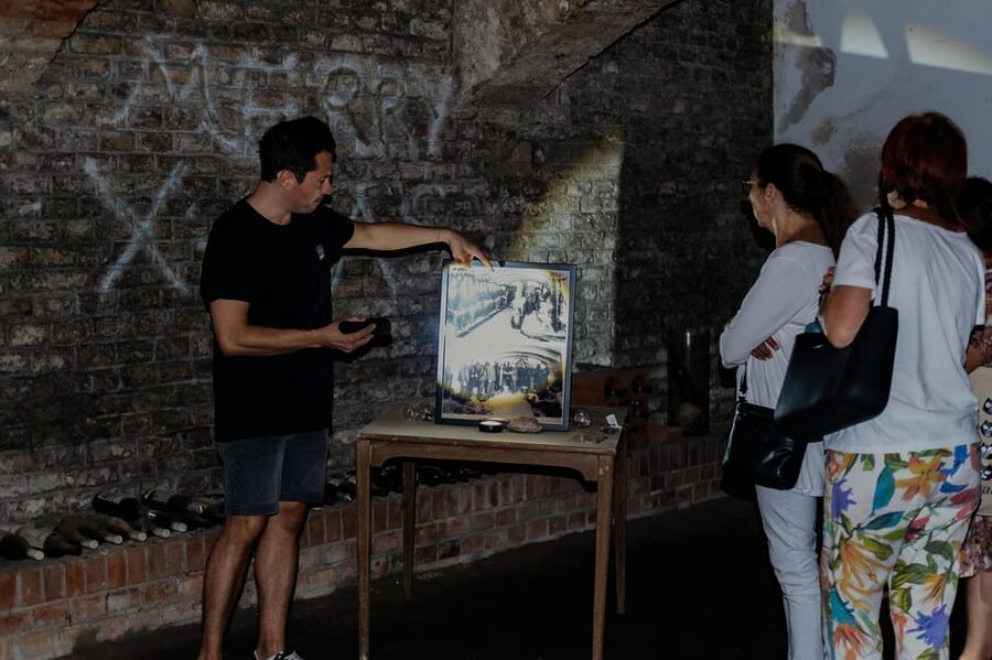 Vienna: Viennese Underworld Guided Walking Tour - A live German guide and an English audio option