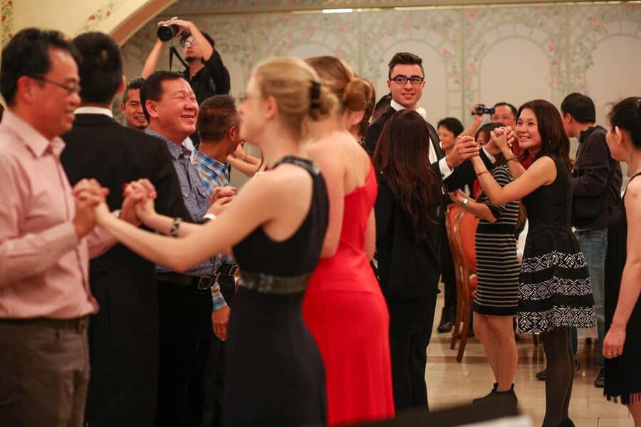 Vienna: Viennese Waltz Workshop for Couples - From counting steps to moving together