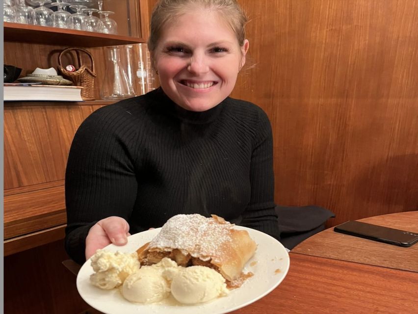 Vienna: Wiener Schnitzel and Strudel Cooking Class - Making schnitzel with the right kind of crisp
