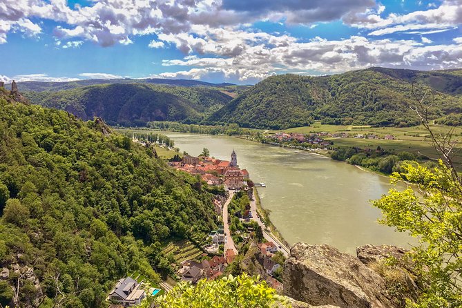 Wachau for Adventurers - Oak woods, rock formations, and the castle ruins