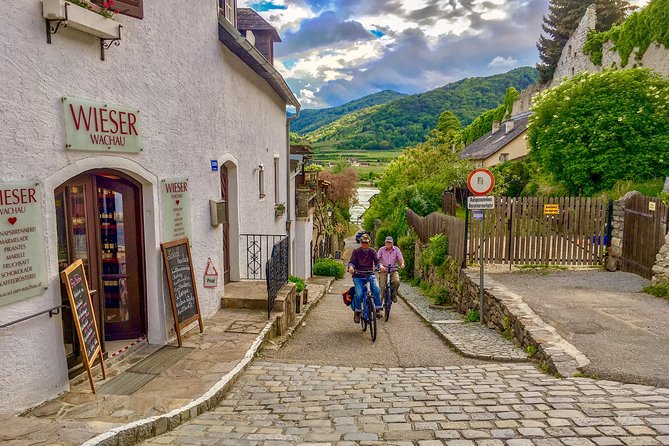 Wachau for Adventurers - The optional meal in a local wine tavern